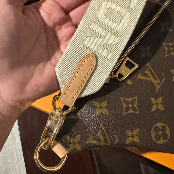 Louis Vuitton bumbag - Picture 7 of 11
